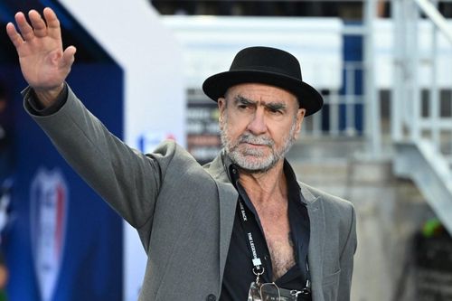 Eric Cantona 'cực chất' dẫn dàn cầu thủ huyền thoại MU ra sân