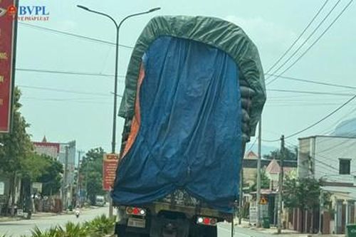'Kinh hãi' xe tải chở hàng chất cao như núi, bò nghiêng như sắp đổ ở Quảng Trị
