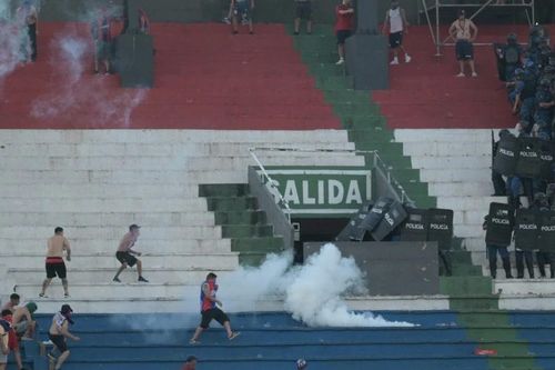 Paraguay: Đụng độ nghiêm trọng ở sân bóng đá, nhiều người bị thương