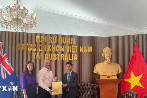 Con trai cựu binh Australia trao lại cuốn nhật ký của liệt sỹ bộ đội Việt Nam