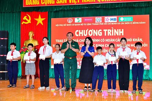 Hội Phụ nữ Bộ Tư lệnh TP Hồ Chí Minh mang nghĩa tình đến Côn Đảo
