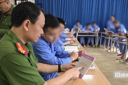 Đọc sách, trang bị kiến thức pháp luật cho người lầm lỡ theo 'nàng tiên nâu'