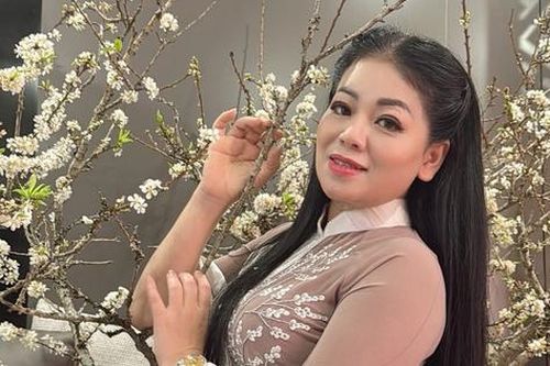 Nhan sắc mặn mà tuổi 50 của 'nữ hoàng nhạc đỏ' là mẹ đơn thân nuôi 4 con