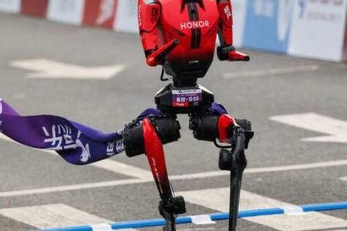 Nhìn lại những bước chạy nhanh, dũng mãnh của nhà vô địch giải marathon robot ở Trung Quốc