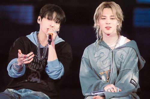 Jimin bị 'bỏ quên' trên sân khấu concert BTS, Jungkook lập tức can thiệp