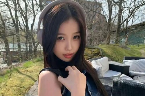 Ngu Thư Hân diện váy hở lưng khoe body mảnh mai trong loạt ảnh mới