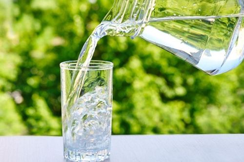 Uống nước kiểu này tưởng giải nhiệt nhưng lại khiến cơ thể mất nước nhanh hơn