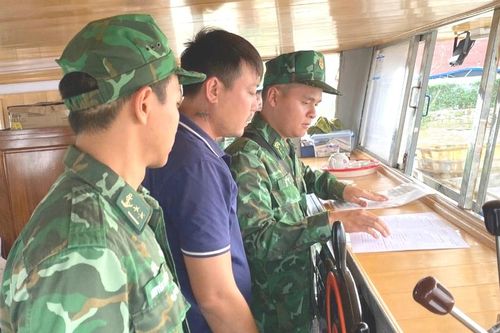 Phát hiện tàu cá chở 10.000 lít dầu Diesel không rõ nguồn gốc