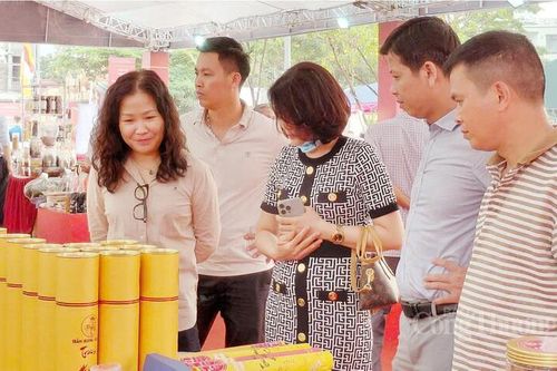 Gắn kết lễ hội với không gian quảng bá đặc sản làng nghề xã Quốc Oai