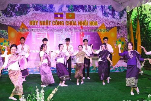 Lễ hội truyền thống tôn vinh biểu tượng đoàn kết Việt – Lào