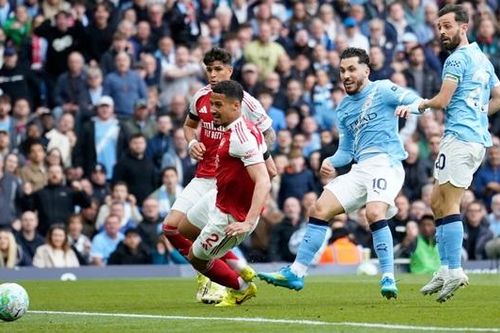 Man City thắng Arsenal trong cuộc đua vô địch ngoại hạng Anh