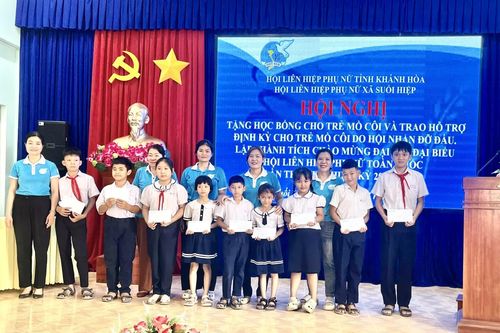Hội Liên hiệp Phụ nữ xã Suối Hiệp trao học bổng, hỗ trợ định kỳ cho trẻ em mồ côi