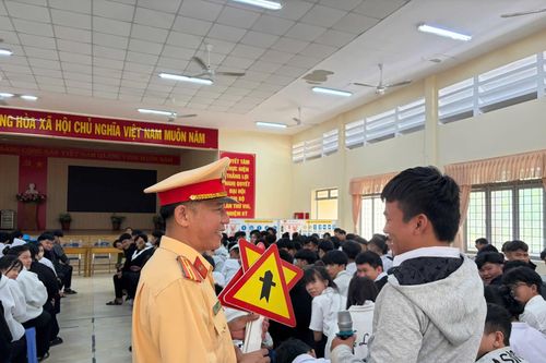Tuyên truyền trật tự an toàn giao thông cho hơn 450 học viên và giáo viên