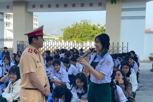 Tuyên truyền trật tự an toàn giao thông cho học sinh Trường THPT chuyên Lê Quý Đôn - Đông Hải