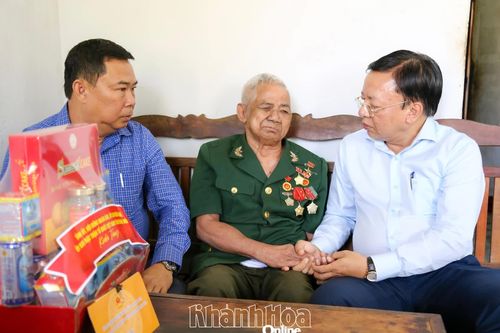 Phó Chủ tịch UBND tỉnh Lê Huyền thăm tặng quà Anh hùng Lực lượng vũ trang nhân dân Bo Bo Tới và bệnh binh Bo Bo Danh