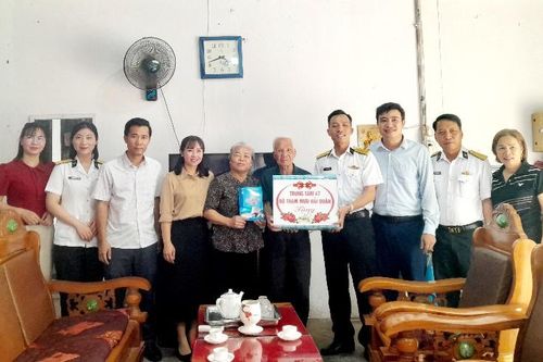 Đoàn công tác Trung tâm 47 (Bộ Tham mưu Hải quân) thăm, tặng quà gia đình chính sách phường Tân Phong
