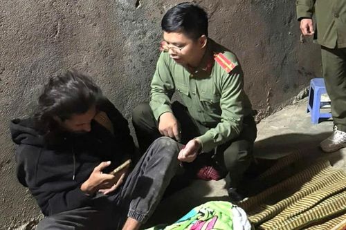 Công an xã Y Tý kịp thời hỗ trợ du khách nước ngoài bị tai nạn trong đêm