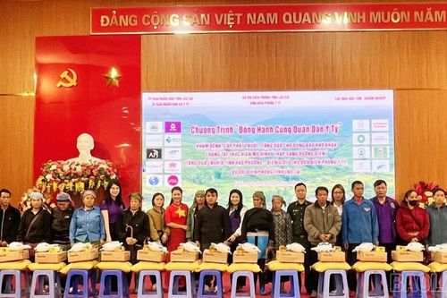 Hơn 800 người dân xã Y Tý được khám bệnh và phát thuốc miễn phí