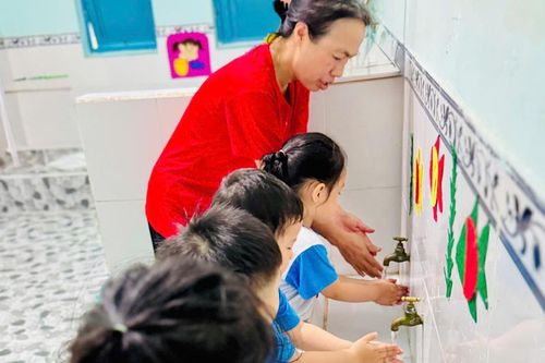 Dựng 'lá chắn' tay chân miệng trong trường mầm non