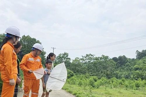 Điện lực Cẩm Khê khuyến cáo người dân không thả diều gần đường dây điện