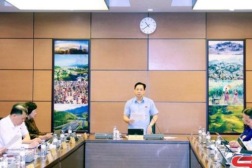 Đoàn đại biểu Quốc hội tỉnh Sơn La tham dự thảo luận tổ