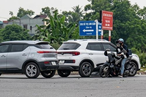 Ô tô rẽ trái ở ngã tư, va chạm xe máy