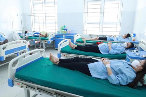 Vụ nghi ngộ độc sau khi ăn bánh mì ở Nghệ An: 60 người phải nhập viện