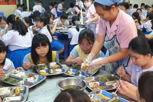 Nhiều vướng mắc khi ứng dụng công nghệ vào bữa ăn học đường