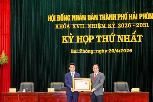 Bí thư Thành ủy Hải Phòng Lê Ngọc Châu nhận Huân chương Lao động hạng Nhì