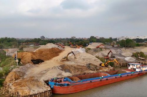 Hà Nội: Cần làm rõ trách nhiệm việc để bến bãi và trạm trộn bê tông hoạt động không phép, lấn sông