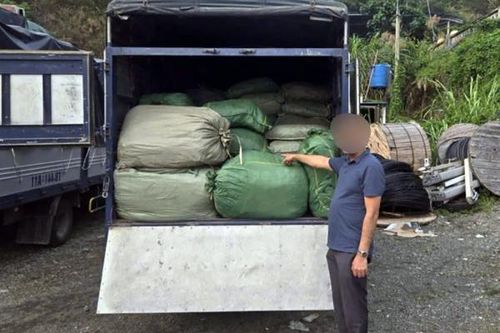 Tạm giữ hơn 2,6 tấn nguyên liệu thuốc lá lậu đang trên đường tiêu thụ
