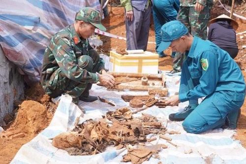 Phát hiện nhiều mảnh xương, vật liệu nổ khi đào móng nhà