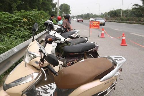 Xử phạt nghiêm lái xe máy 'liều mạng' đi vào cao tốc