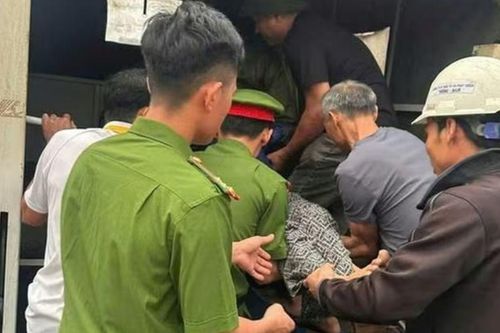Trượt ngã trên đường đèo bị thương nặng, người phụ nữ được giải cứu khẩn cấp trong đêm mưa