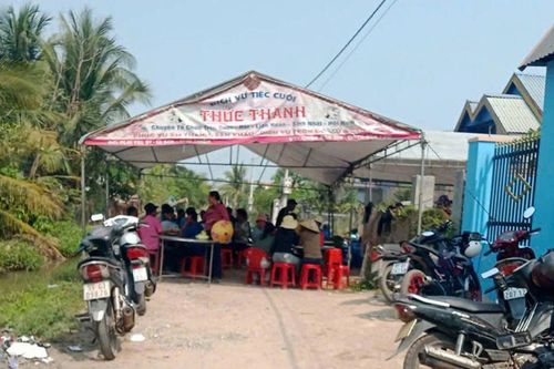 Khoảnh khắc bé 2 tuổi ra ngoài chơi, gặp biến cố đau lòng ngay trước nhà