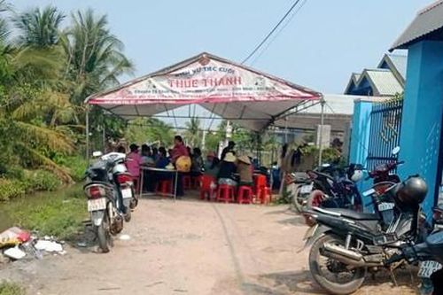 Thương tâm bé trai 2 tuổi rơi xuống mương nước tử vong