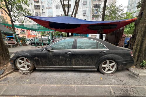 Ô tô Mercedes S63 bị bỏ quên 10 năm trên vỉa hè Hà Nội là tang vật vụ án