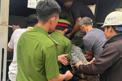Ngã xe trên quốc lộ 48, người phụ nữ được công an xã chở đi cấp cứu