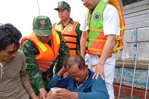 Cấp cứu kịp thời ngư dân gặp nạn trên vùng biển Bạch Long Vĩ