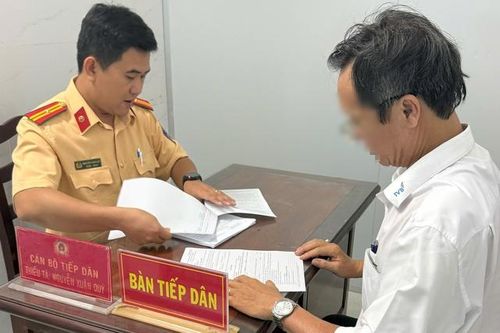 Phạt 7 triệu đồng tài xế lái ô tô trên vỉa hè ở TPHCM
