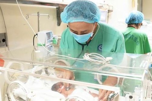 'Cuộc chiến' 120 ngày của em bé chào đời chỉ nặng 500 gram và chồng bệnh án lên đến 2kg