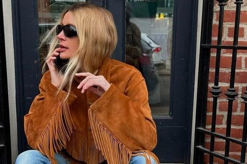 Những cô nàng phóng khoáng đang đẩy trend tua rua hơi hướng vintage Hè này