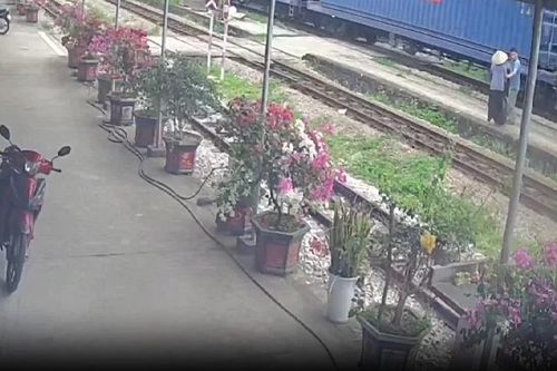 Nhân viên đường sắt kịp thời kéo bà cụ khỏi đường ray khi tàu lao tới