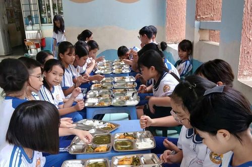 Báo động ngộ độc thực phẩm học đường: Bịt lỗ hổng từ chuỗi cung ứng