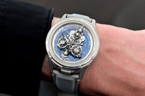 Tàu vũ trụ trên đồng hồ 361.000 USD