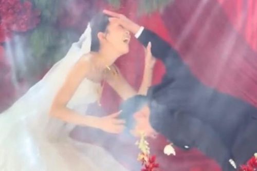 Chú rể gây sốt vì không cho cô dâu cúi đầu trong đám cưới