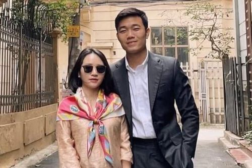 Túi hiệu trên tay vợ giám đốc của Xuân Trường