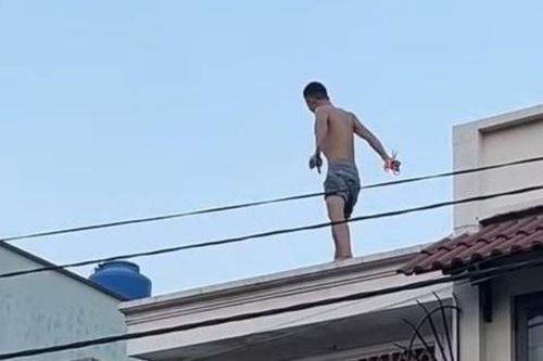 Người nghi ngáo đá quậy phá trên mái nhà ở TP.HCM