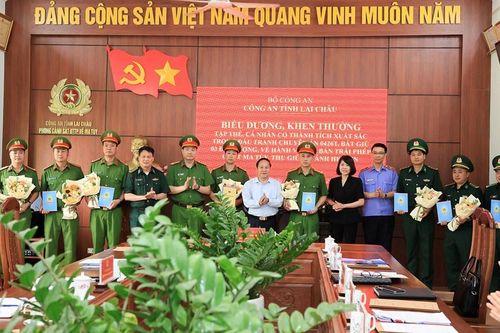 Khen thưởng vụ bắt giữ 3 đối tượng buôn bán ma túy, thu giữ 9 bánh heroin