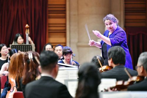 Nữ nhạc trưởng Zahia Ziouani: 'Tôi muốn âm nhạc thuộc về mọi không gian'